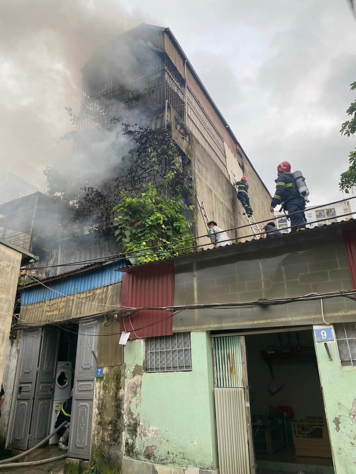 Hà Nội: Nhà trọ 3 tầng bốc cháy khiến 9 người sinh sống bên trong hoảng loạn - Ảnh 2.