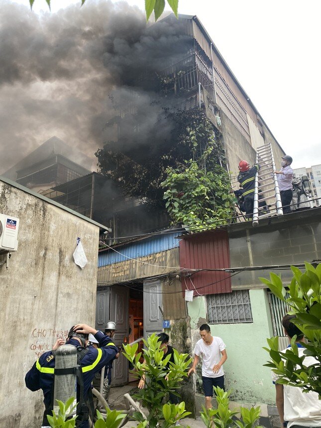 Vụ cháy ở Hà Nội: Người đàn ông mặc sơ mi trắng cứu người xong rồi đi làm luôn - Ảnh 7.