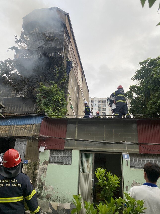 Vụ cháy ở Hà Nội: Người đàn ông mặc sơ mi trắng cứu người xong rồi đi làm luôn - Ảnh 10.