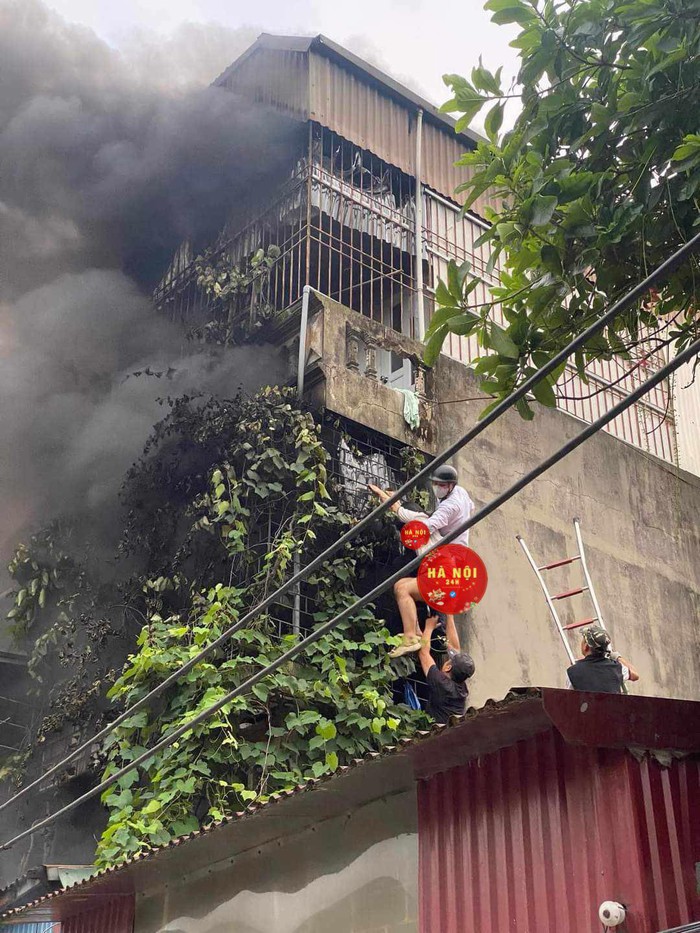 Hà Nội: Nhà trọ 3 tầng bốc cháy khiến 9 người sinh sống bên trong hoảng loạn - Ảnh 1.