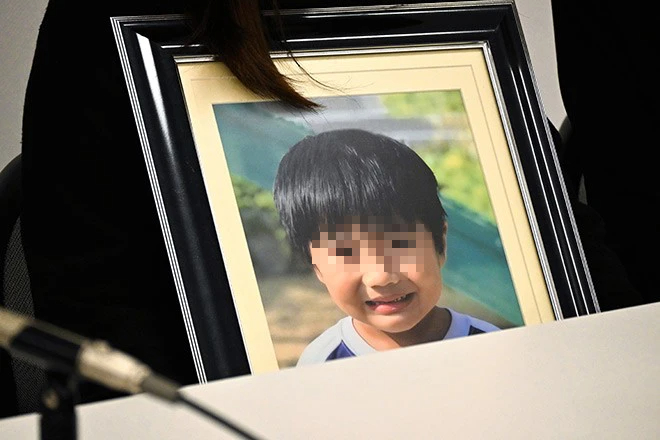 Vụ bé trai 5 tuổi tử vong vì bị bỏ quên trên xe bus của trường từng gây rúng động Nhật Bản: Hiệu trưởng và giáo viên bị xử lý ra sao? - Ảnh 4.