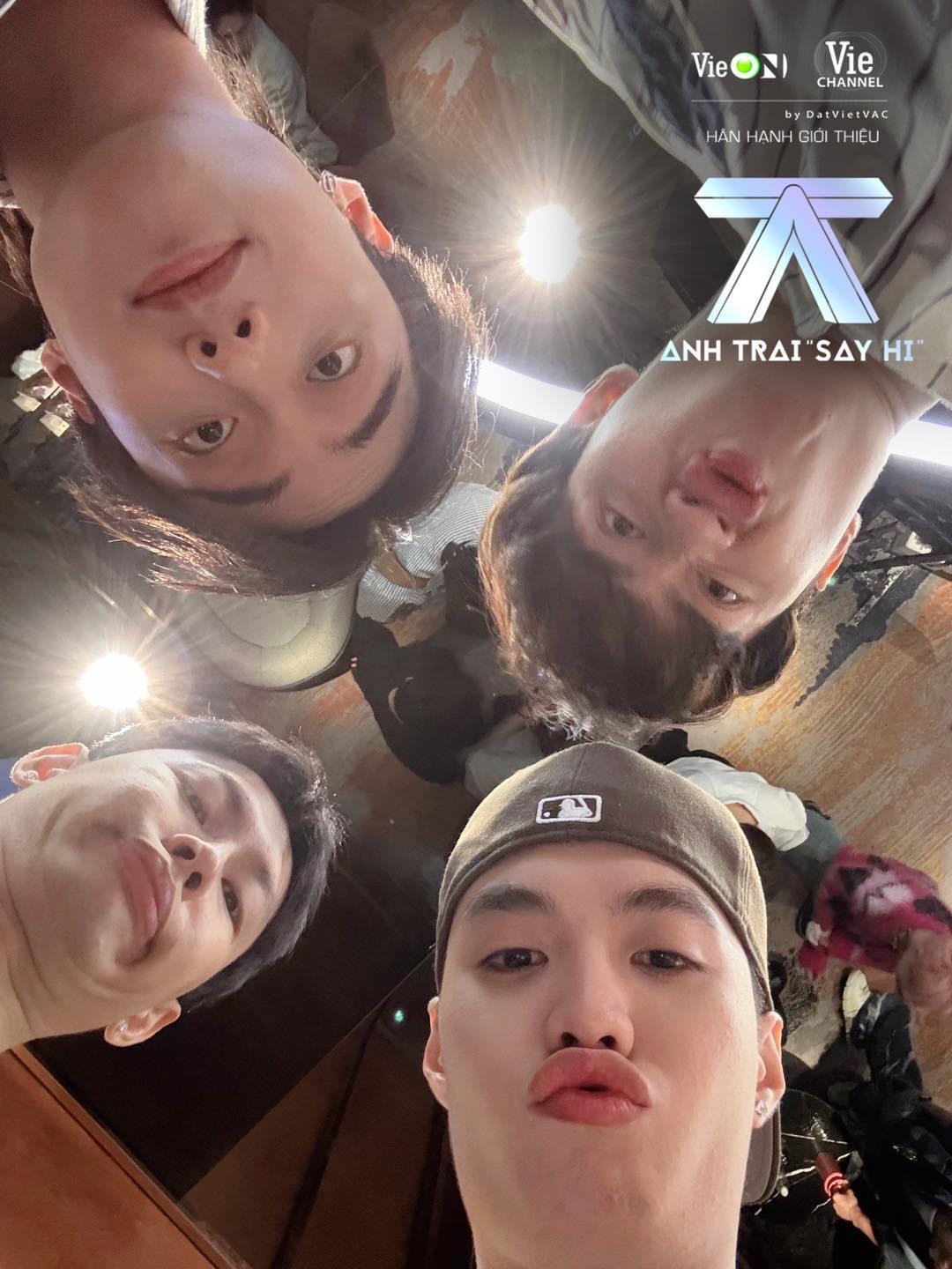 Dàn Anh Trai Say Hi cực ngầu ở hậu trường MV