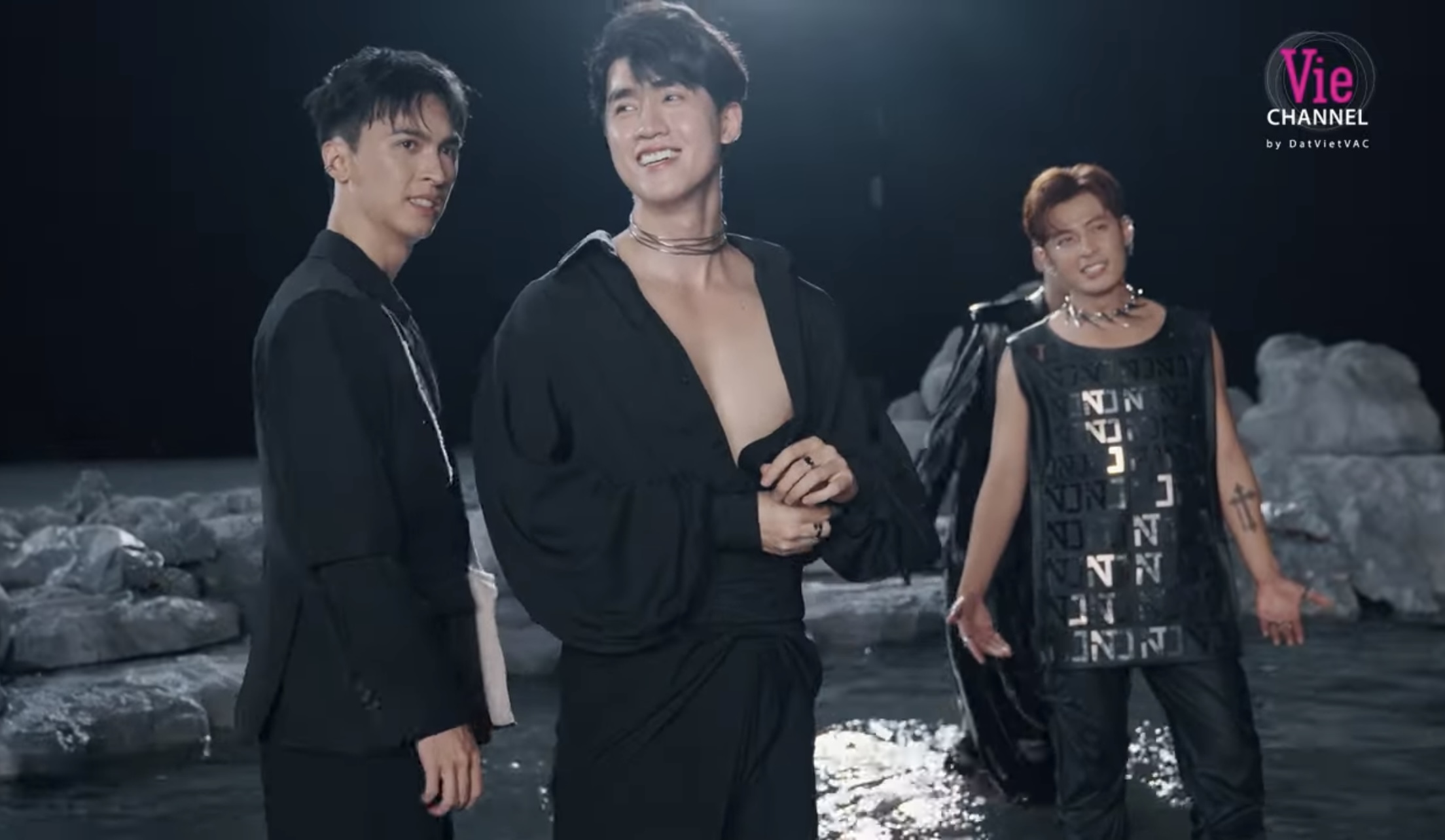 Dàn Anh Trai Say Hi cực ngầu ở hậu trường MV