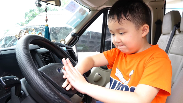 Từ vụ bé trai 5 tuổi bị bỏ quên trên xe, đây là 6 KỸ NĂNG cha mẹ nhất định phải hướng dẫn trẻ để thoát hiểm - Ảnh 2.