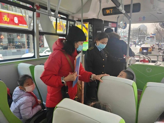 Xe bus chở học sinh ở Trung Quốc: Lắp 13 camera tránh quên hành khách, tài xế ngáp lập tức bị nhắc nhở - Ảnh 2.