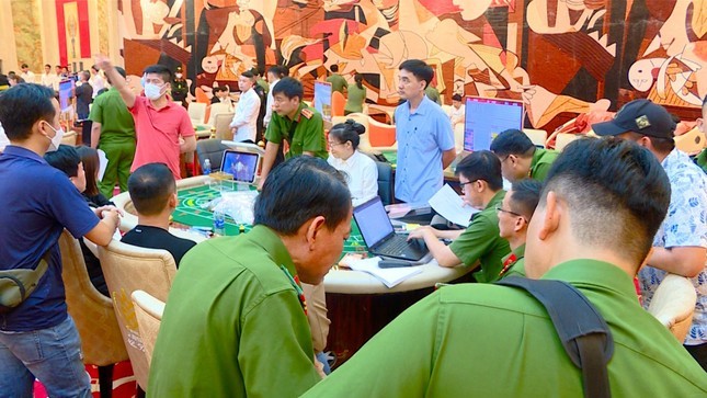 Ổ nhóm tổ chức đánh bạc tại hầm khách sạn 5 sao ở Nha Trang thu lợi hơn 52 tỷ đồng - Ảnh 1.