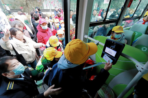 Xe bus chở học sinh ở Trung Quốc: Lắp 13 camera tránh quên hành khách, tài xế ngáp lập tức bị nhắc nhở - Ảnh 1.