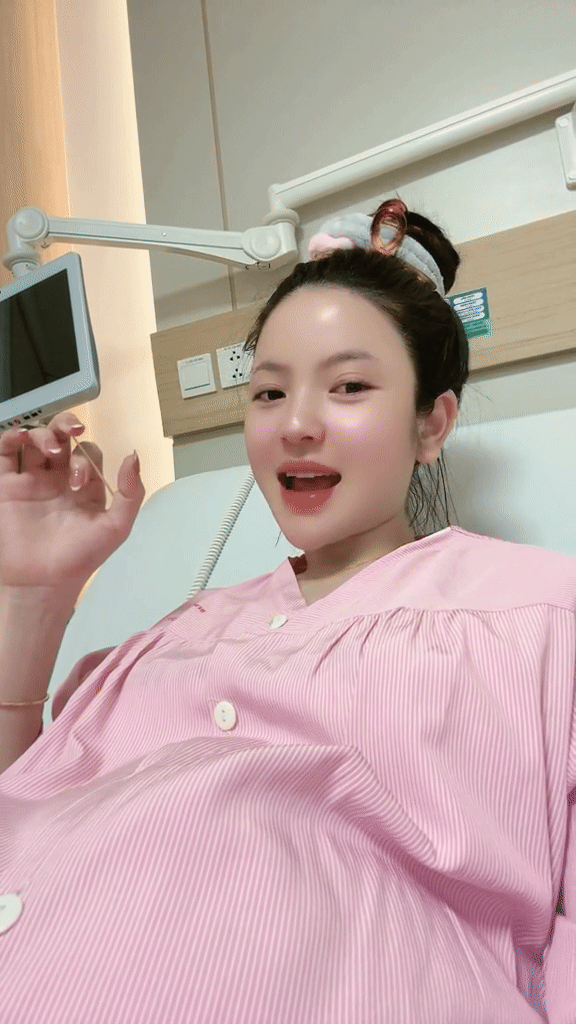 Gần sinh Chu Thanh Huyền bất ngờ nhập viện, vẫn livestream từ giường bệnh giữa lúc Quang Hải vắng nhà - Ảnh 1.