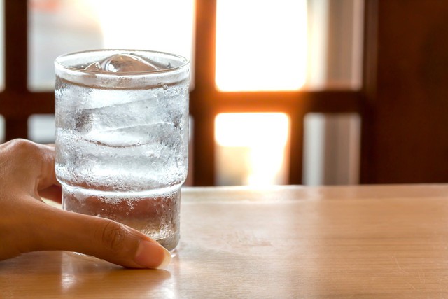 2 sai lầm khi uống nước khiến tim, thận kiệt quệ: Nhiều người vẫn làm vào ngày nắng nóng - Ảnh 2.