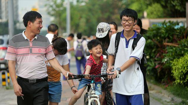 Con trai thi đại học đạt điểm cao vút, bố vẫn ép phải thi lại: Khi có kết quả, cả nhà im lặng - Ảnh 1.