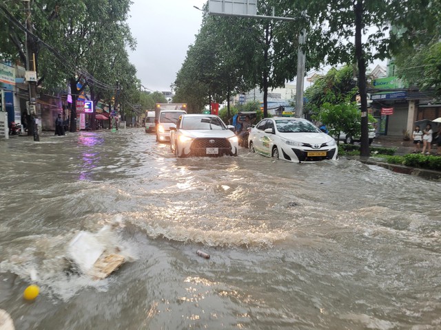 CLIP: Nước cuồn cuộn chảy trên đường phố ở Đồng Nai sau mưa lớn - Ảnh 2.
