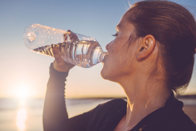 2 sai lầm khi uống nước khiến tim, thận kiệt quệ: Nhiều người vẫn làm vào ngày nắng nóng - Ảnh 1.