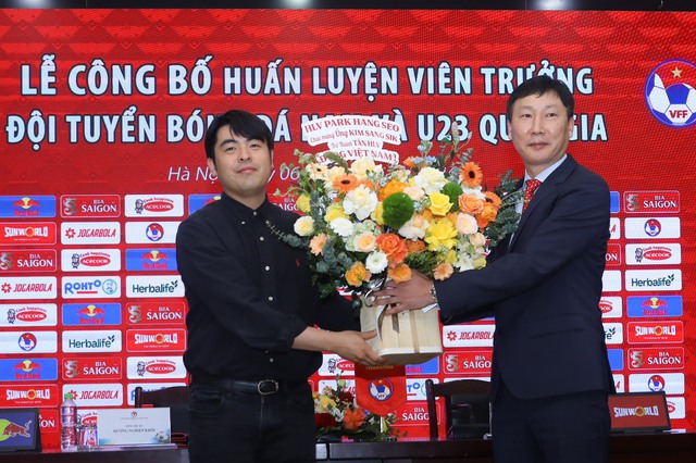 Cựu trợ lý thầy Park: HLV Kim Sang-sik phải nhìn vào thất bại của ông Troussier để tự nhắc nhở mình - Ảnh 2.