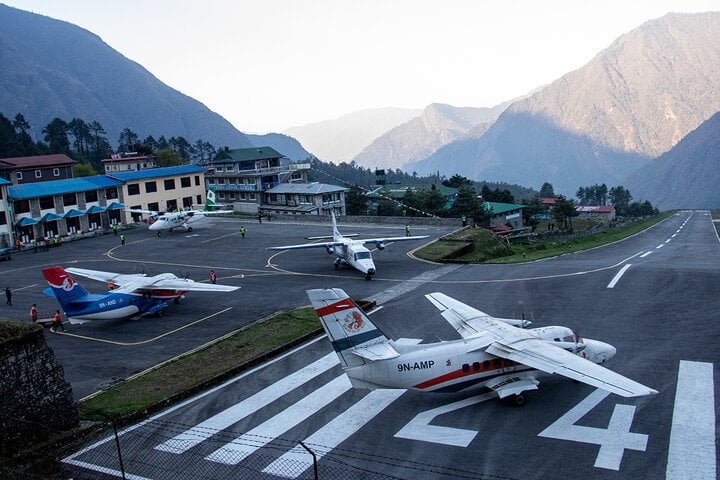 SÂN BAY LUKLA NẰM GIỮA DÃY HIMALAYA VỚI ĐƯỜNG BĂNG NGẮN VÀ ĐỊA HÌNH HIỂM TRỞ