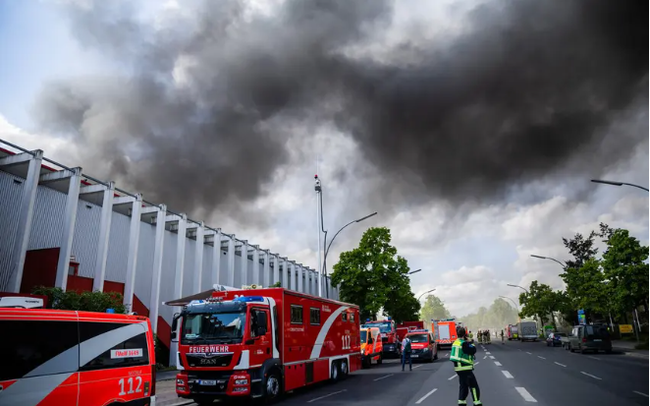Cháy lớn tại nhà máy công nghệ kim khí, chính quyền Berlin (Đức) ban bố cảnh báo khói độc - Ảnh 1.