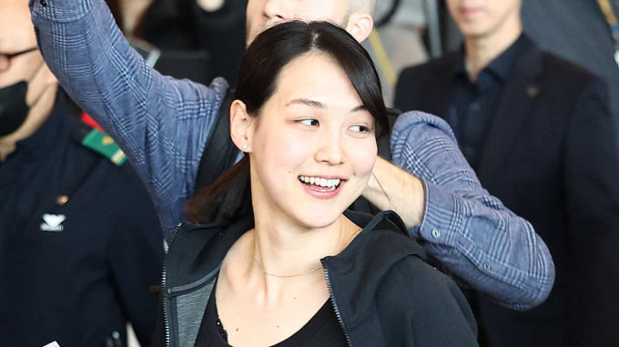 B&agrave; x&atilde; của sao b&oacute;ng ch&agrave;y đắt gi&aacute; nhất lịch sử c&oacute; lần hiếm hoi xuất hiện  trước truyền th&ocirc;ng, nhan sắc khiến cả khung h&igrave;nh &ldquo;bừng s&aacute;ng&rdquo;