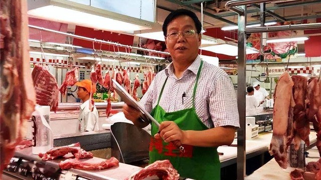 Người đàn ông bị chế giễu vì tốt nghiệp ĐH Bắc Kinh xong đi bán thịt lợn, 10 năm sau tất cả phải xin lỗi - Ảnh 3.
