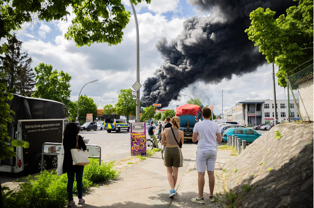 Cháy lớn tại nhà máy công nghệ kim khí, chính quyền Berlin (Đức) ban bố cảnh báo khói độc - Ảnh 3.
