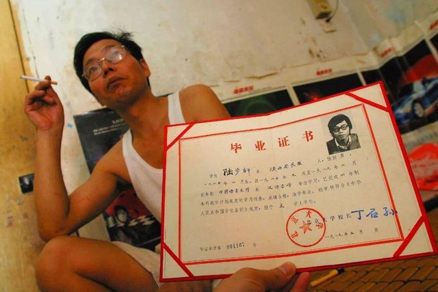 Người đàn ông bị chế giễu vì tốt nghiệp ĐH Bắc Kinh xong đi bán thịt lợn, 10 năm sau tất cả phải xin lỗi - Ảnh 1.