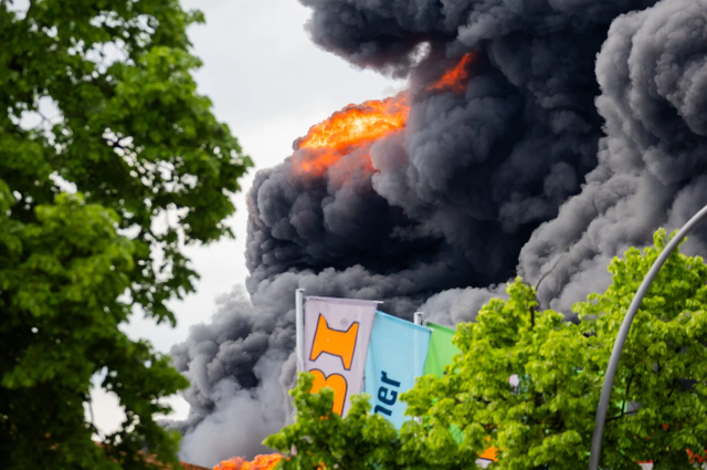 Cháy lớn tại nhà máy công nghệ kim khí, chính quyền Berlin (Đức) ban bố cảnh báo khói độc - Ảnh 2.