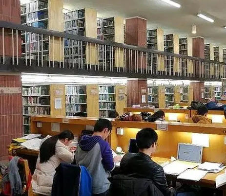 Bức ảnh chụp bên trong thư viện Thanh Hoa bị tung lên mạng: Người giỏi không đáng sợ, đáng sợ là họ vừa giỏi vừa nỗ lực! - Ảnh 1.
