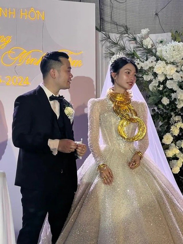 Từ Nhật Bản về Việt Nam làm đám cưới, cô dâu vất vả gánh 15 cây vàng trên người, vòng kiềng đeo trĩu cổ - Ảnh 3.