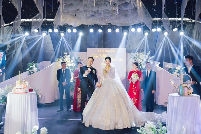 Từ Nhật Bản về Việt Nam làm đám cưới, cô dâu vất vả gánh 15 cây vàng trên người, vòng kiềng đeo trĩu cổ - Ảnh 2.