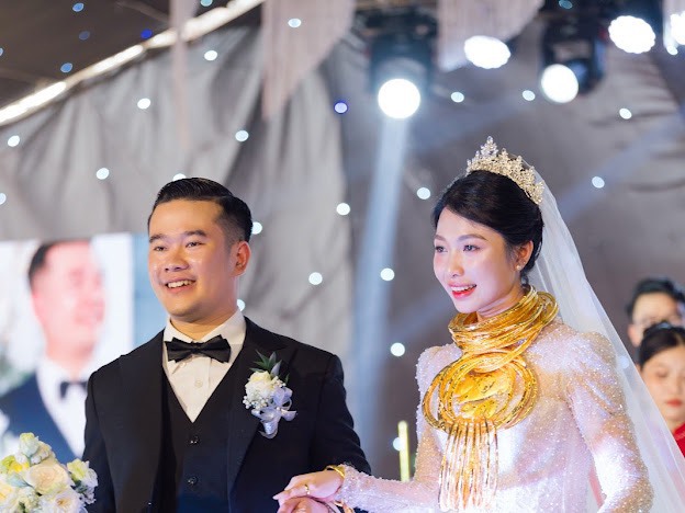 Từ Nhật Bản về Việt Nam làm đám cưới, cô dâu vất vả gánh 15 cây vàng trên người, vòng kiềng đeo trĩu cổ - Ảnh 1.