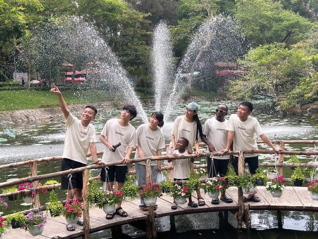 Hoa hậu Thuỳ Tiên cùng team Châu Phi đi chơi công viên, lộ 1 chi tiết rất cưng chiều Lôi Con - Ảnh 2.