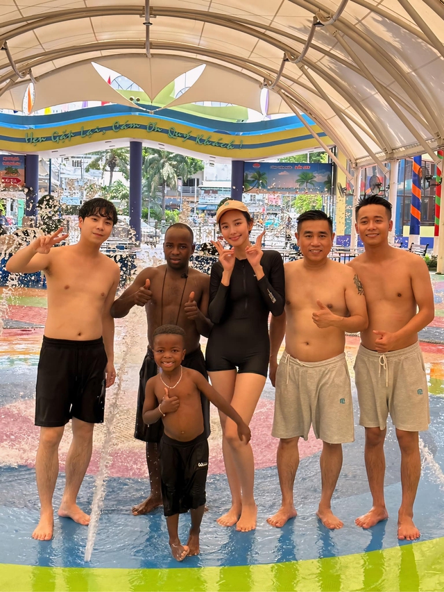 Hoa hậu Thuỳ Tiên cùng team Châu Phi đi chơi công viên, lộ 1 chi tiết rất cưng chiều Lôi Con - Ảnh 9.