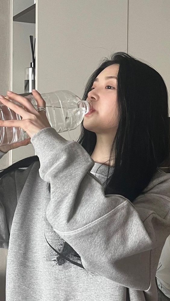 2 cách uống nước khiến thận chịu hành hạ mỗi ngày - Ảnh 2.