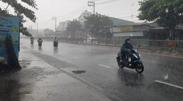 Sấm chớp đùng đùng, TP HCM mưa lớn khắp nơi - Ảnh 2.