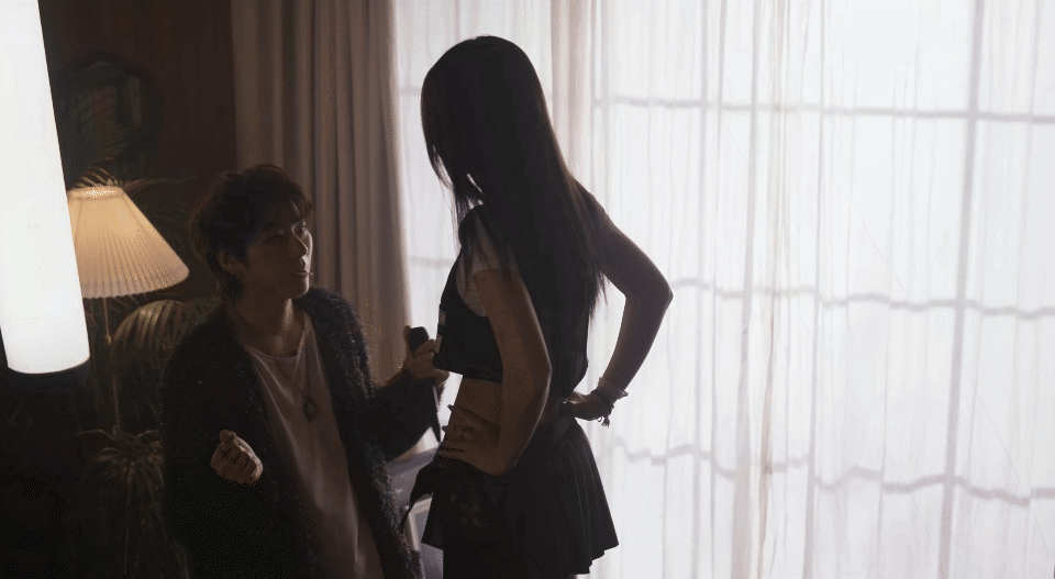 Jennie khoe dáng cực bốc, ôm vai bá cổ Zico tình bể bình trong hậu trường MV khiến fan đẩy thuyền ngay và luôn! - Ảnh 2. Jennie khoe dáng cực bốc, ôm vai bá cổ Zico tình bể bình trong hậu trường MV khiến fan đẩy thuyền ngay và luôn! - Ảnh 2.