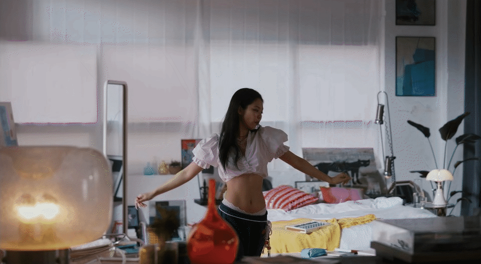 Jennie khoe dáng cực bốc, ôm vai bá cổ Zico tình bể bình trong hậu trường MV khiến fan đẩy thuyền ngay và luôn! - Ảnh 3. Jennie khoe dáng cực bốc, ôm vai bá cổ Zico tình bể bình trong hậu trường MV khiến fan đẩy thuyền ngay và luôn! - Ảnh 3.
