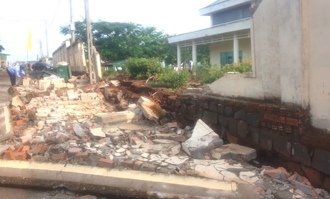 Tường rào một trường tiểu học ở Đắk Nông liên tiếp đổ sập - Ảnh 1.