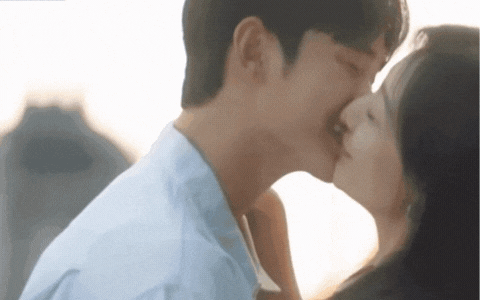 Queen of Tears tung loạt cảnh hôn bị cắt của Kim Soo Hyun - Kim Ji Won, ngọt như yêu thật khiến netizen tiếc nuối - Ảnh 3.