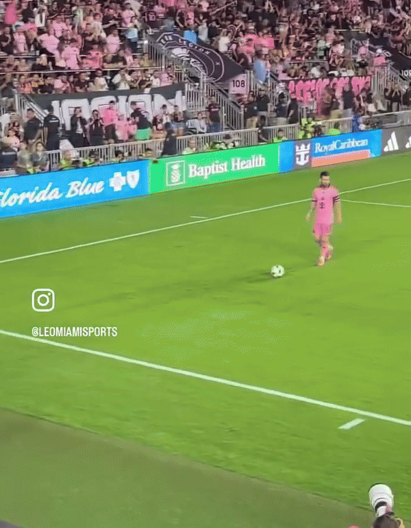 Messi có hành động bất ngờ khi được vệ sĩ ném cho trái bóng, fan khen ngợi khi biết lý do đằng sau - Ảnh 2.