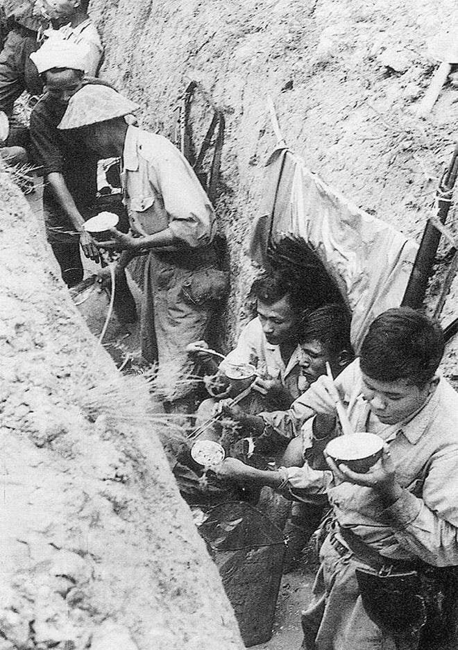 Những nắm cơm lăn lóc dưới chiến hào và 36 ngày đêm đánh đồi A1 ở Điện Biên Phủ - Ảnh 3.
