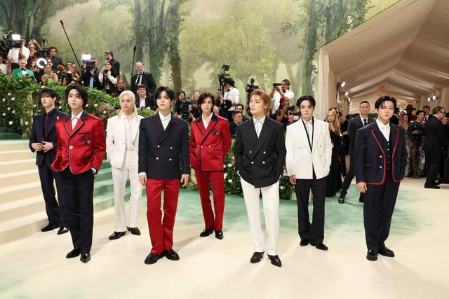 Netizen phẫn nộ: Nhóm nhạc Kpop đầu tiên dự Met Gala sở hữu thành tích đầy mình nhưng cớ sao lại bị chế nhạo! - Ảnh 3.
