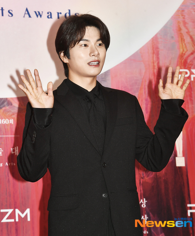 Siêu thảm đỏ Baeksang: Krystal khoe body đồng hồ cát gợi cảm, Lee Do Hyun diện quân phục đọ visual Kim Seon Ho - Park Bo Gum - Ảnh 14.