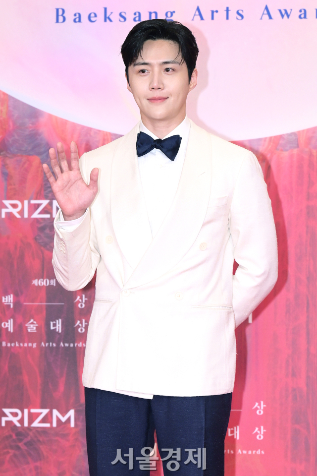 Siêu thảm đỏ Baeksang: Krystal khoe body đồng hồ cát gợi cảm, Lee Do Hyun diện quân phục đọ visual Kim Seon Ho - Park Bo Gum - Ảnh 12.