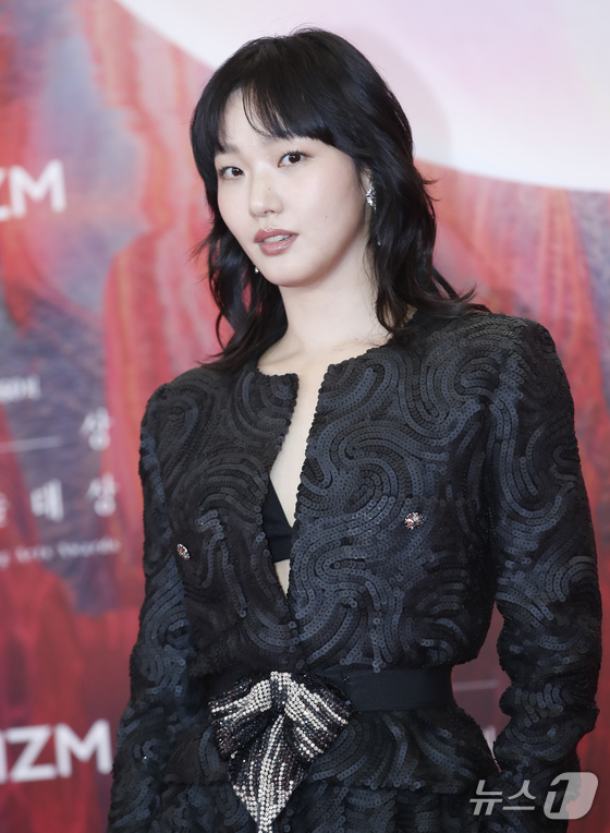 Siêu thảm đỏ Baeksang: Krystal khoe body đồng hồ cát gợi cảm, Lee Do Hyun diện quân phục đọ visual Kim Seon Ho - Park Bo Gum - Ảnh 6.
