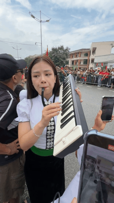 Nữ ca sĩ Vpop diện trang phục dân tộc Thái, chơi nhạc cụ đầy tự hào ở buổi diễu hành kỷ niệm 70 năm Chiến thắng Điện Biên Phủ - Ảnh 3.