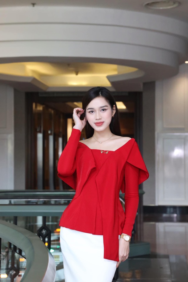 Sau khi vướng tin hẹn h&ograve; thiếu gia, Đỗ H&agrave; bị soi h&agrave;nh động kh&aacute;c lạ tr&ecirc;n MXH - Ảnh 11.