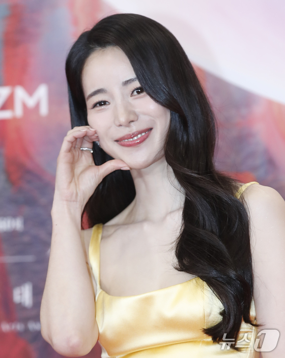 Siêu thảm đỏ Baeksang: Krystal - Suzy đại chiến nhan sắc, Lee Do Hyun diện quân phục đọ visual Kim Soo Hyun - Song Joong Ki - Ảnh 21.