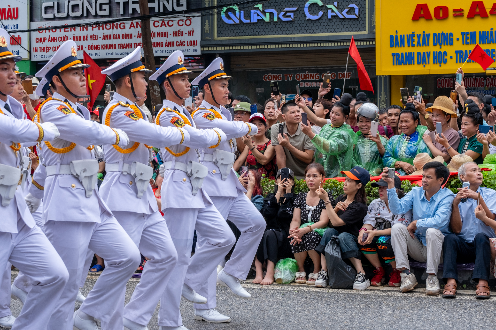 Những ánh mắt tràn ngập tự hào của quân và dân ta trong lễ diễu binh, diễu hành kỷ niệm 70 năm Chiến thắng Điện Biên Phủ - Ảnh 21.