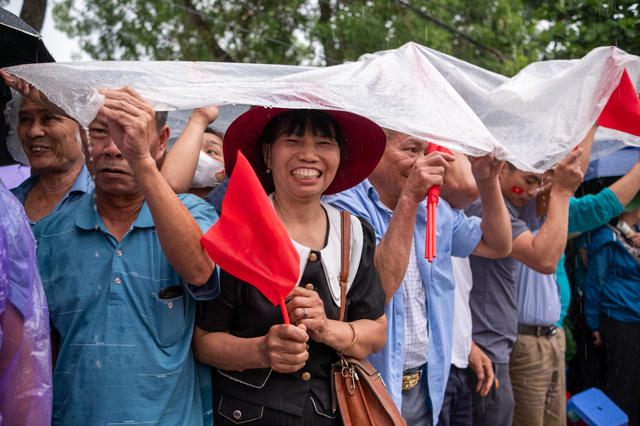 Những ánh mắt tràn ngập tự hào của quân và dân ta trong lễ diễu binh, diễu hành kỷ niệm 70 năm Chiến thắng Điện Biên Phủ - Ảnh 4.