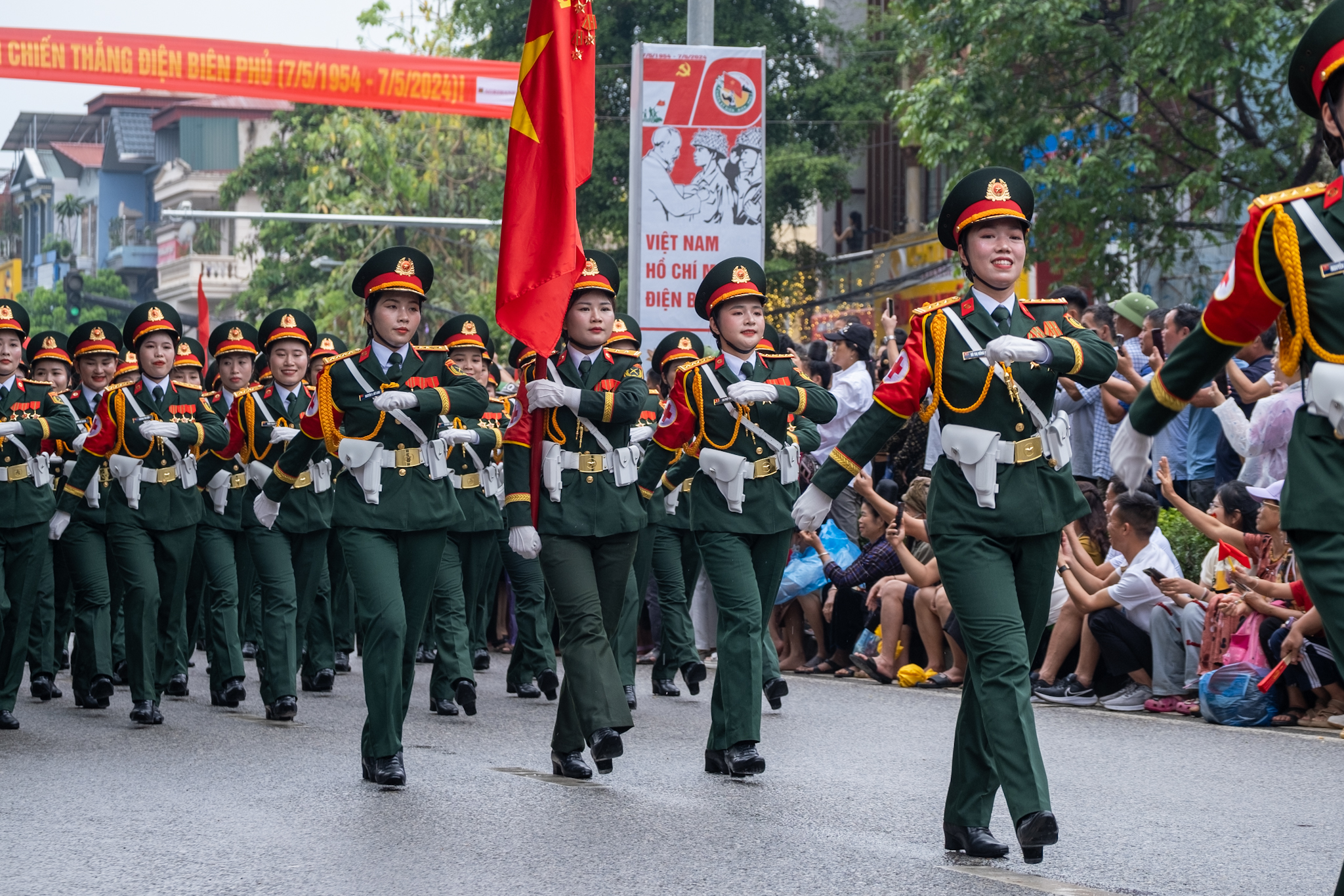 Những ánh mắt tràn ngập tự hào của quân và dân ta trong lễ diễu binh, diễu hành kỷ niệm 70 năm Chiến thắng Điện Biên Phủ - Ảnh 16.