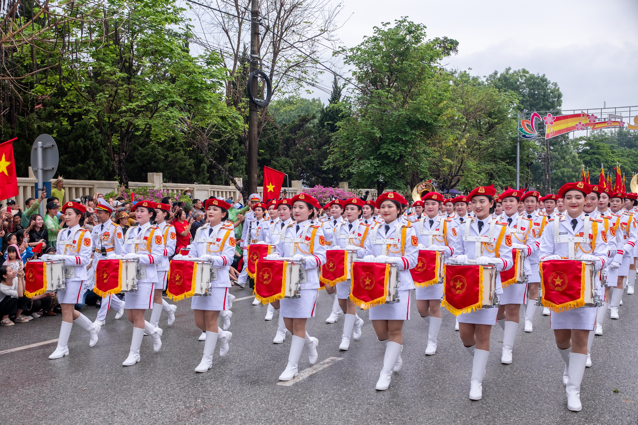 Những ánh mắt tràn ngập tự hào của quân và dân ta trong lễ diễu binh, diễu hành kỷ niệm 70 năm Chiến thắng Điện Biên Phủ - Ảnh 19.