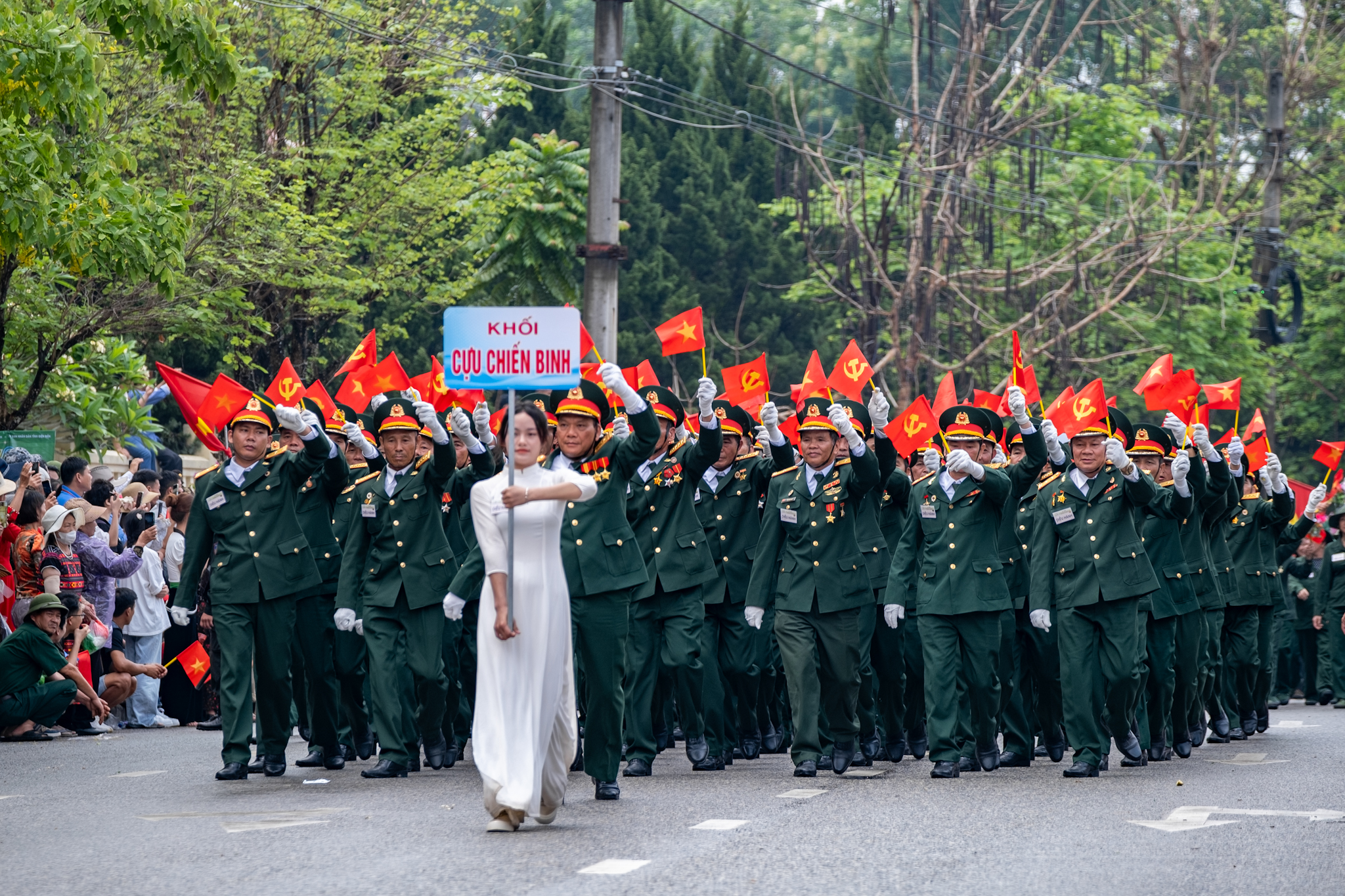 Những ánh mắt tràn ngập tự hào của quân và dân ta trong lễ diễu binh, diễu hành kỷ niệm 70 năm Chiến thắng Điện Biên Phủ - Ảnh 14.